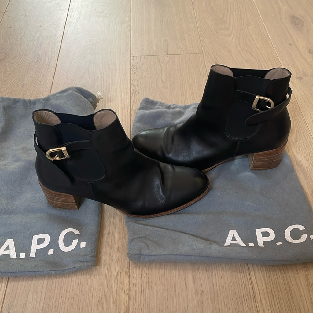 Apc Size 40 Black Boots W Gold Buckle